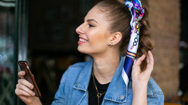 Cabelo liso preso com lenço e trança no rabo de cavalo