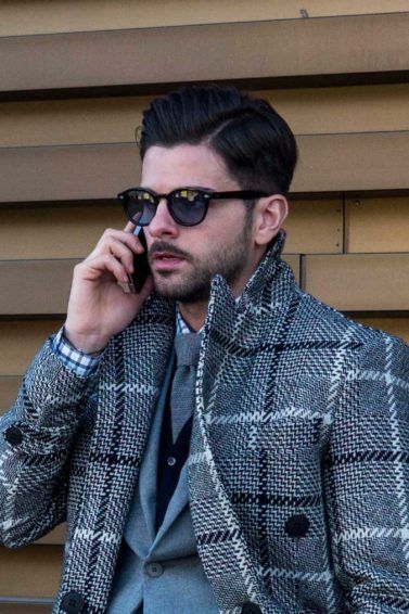 Homem com cabelos e barba pretos