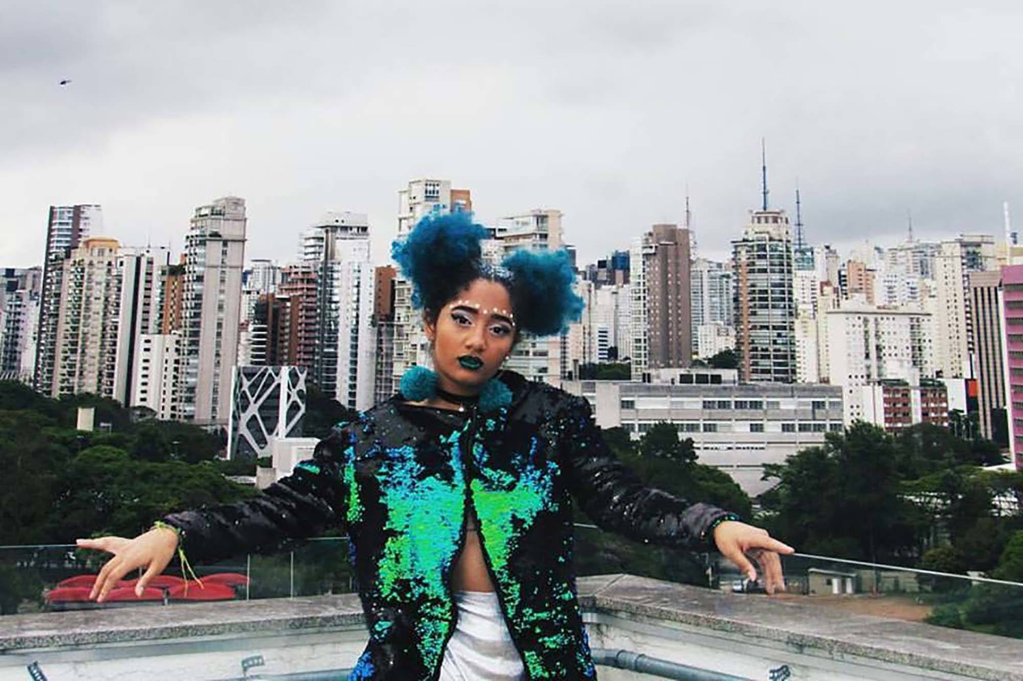 mulher ilustrando a matéria sobre a representatividade do cabelo crespo