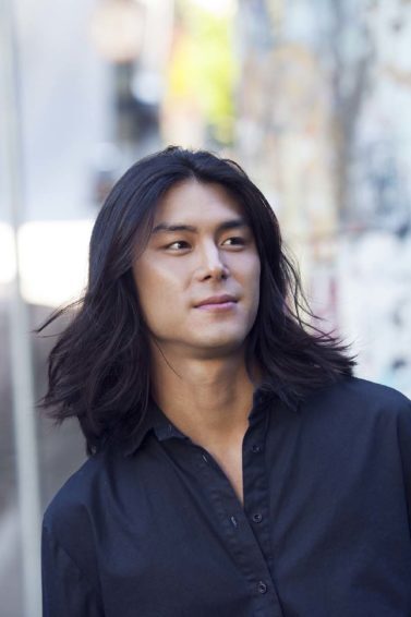 Asiático mostra resultado de como fazer ondas naturais em cabelo masculino