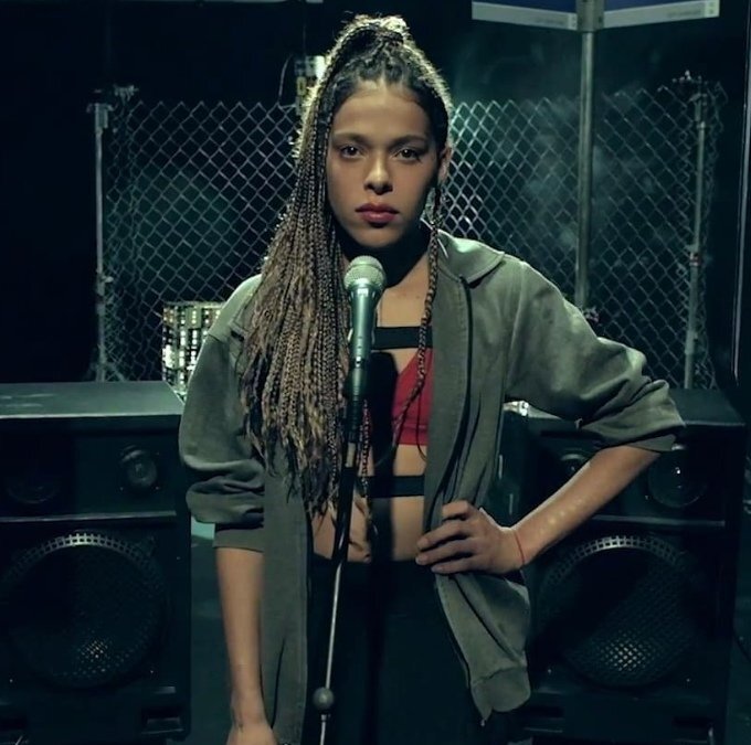 Rosa Luz, artista negra trans com cabelo crespo
