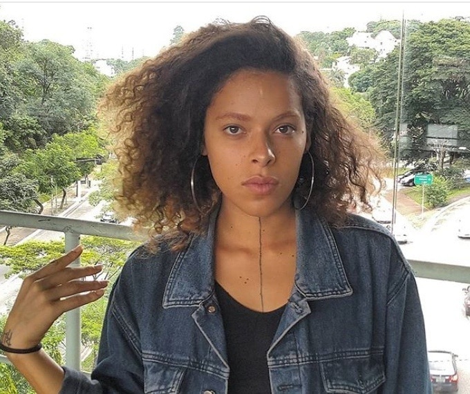 Rosa Luz, artista negra trans com cabelo crespo
