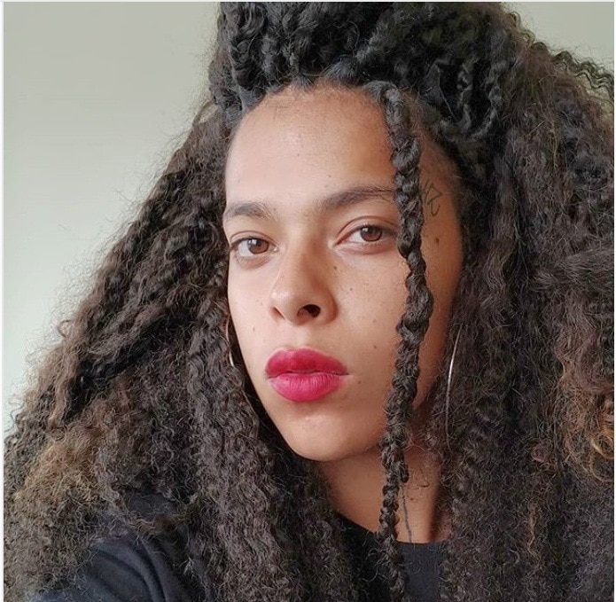 Rosa Luz, artista negra trans com cabelo crespo