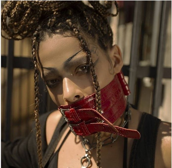 Rosa Luz, artista negra trans com cabelo crespo