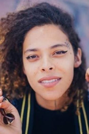 Rosa Luz, artista negra trans com cabelo crespo