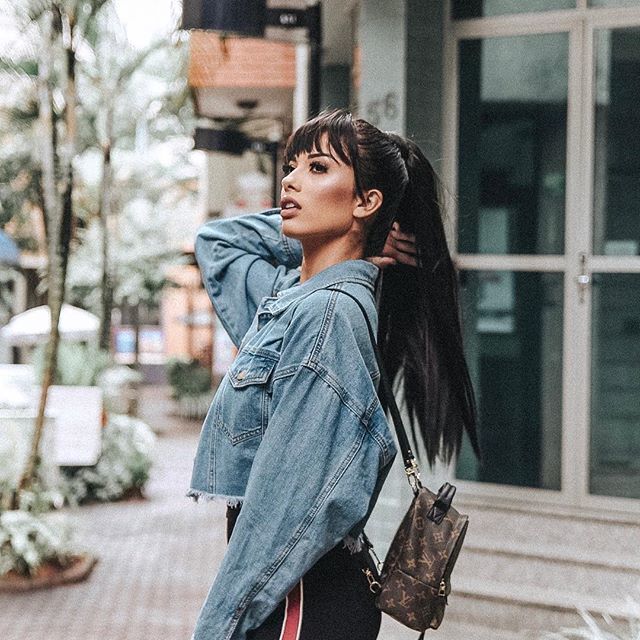Cabelo liso com rabo de cavalo comprido e franja da Thalita Ferraz