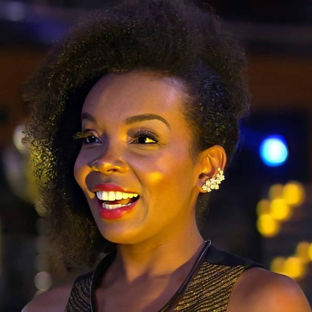 Thelma Assis com penteado semipreso na lateral com volume