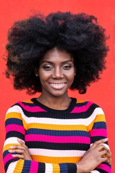 Modelo com cabelo afro