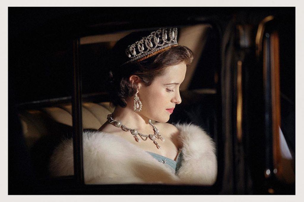 Claire Foy como Rainha Elizabeth II na série The Crown, da Netflix