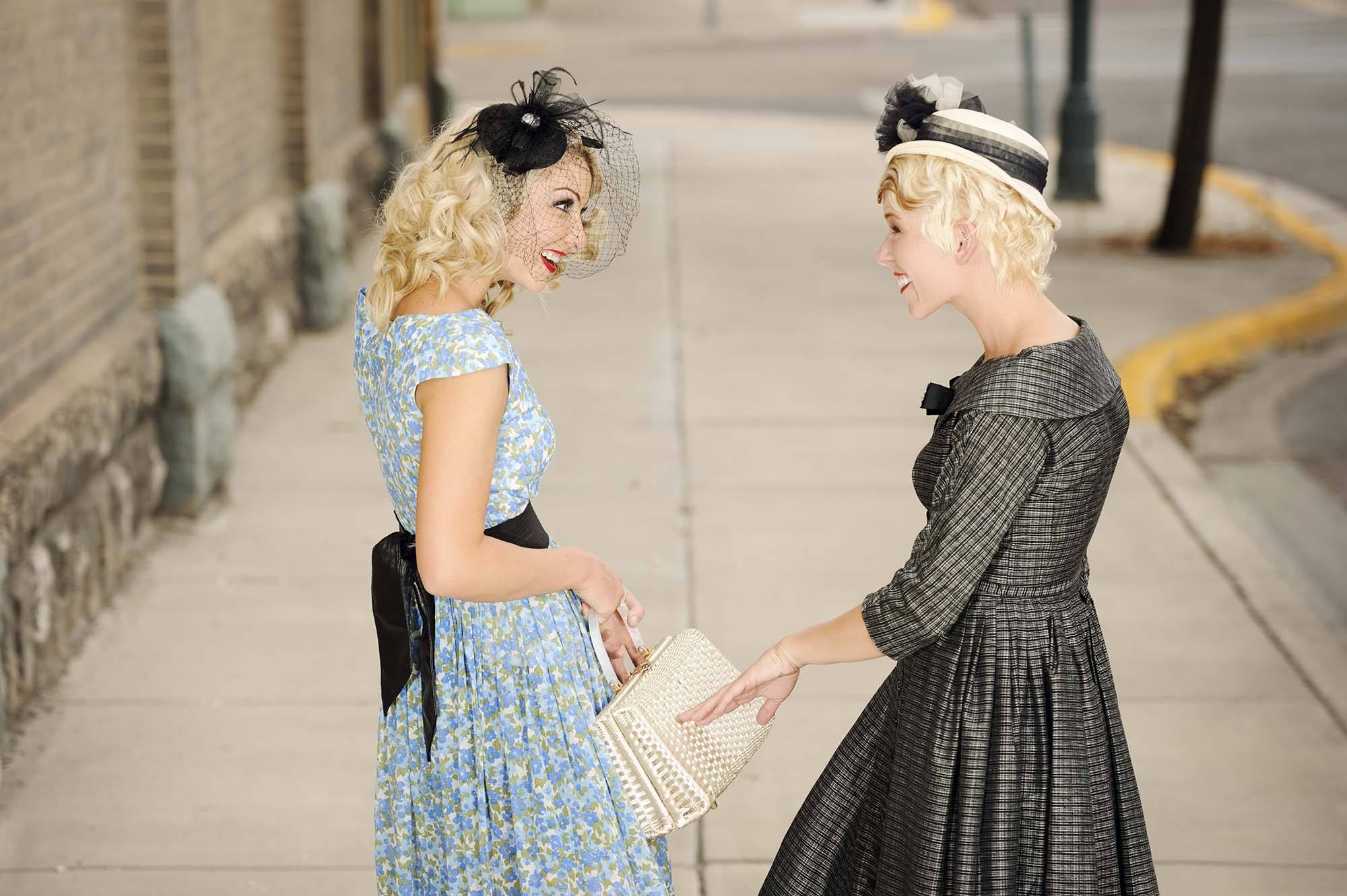 Mulher usa fascinator e vestido azul, ilustrando matéria sobre como ter cabelo de rainha