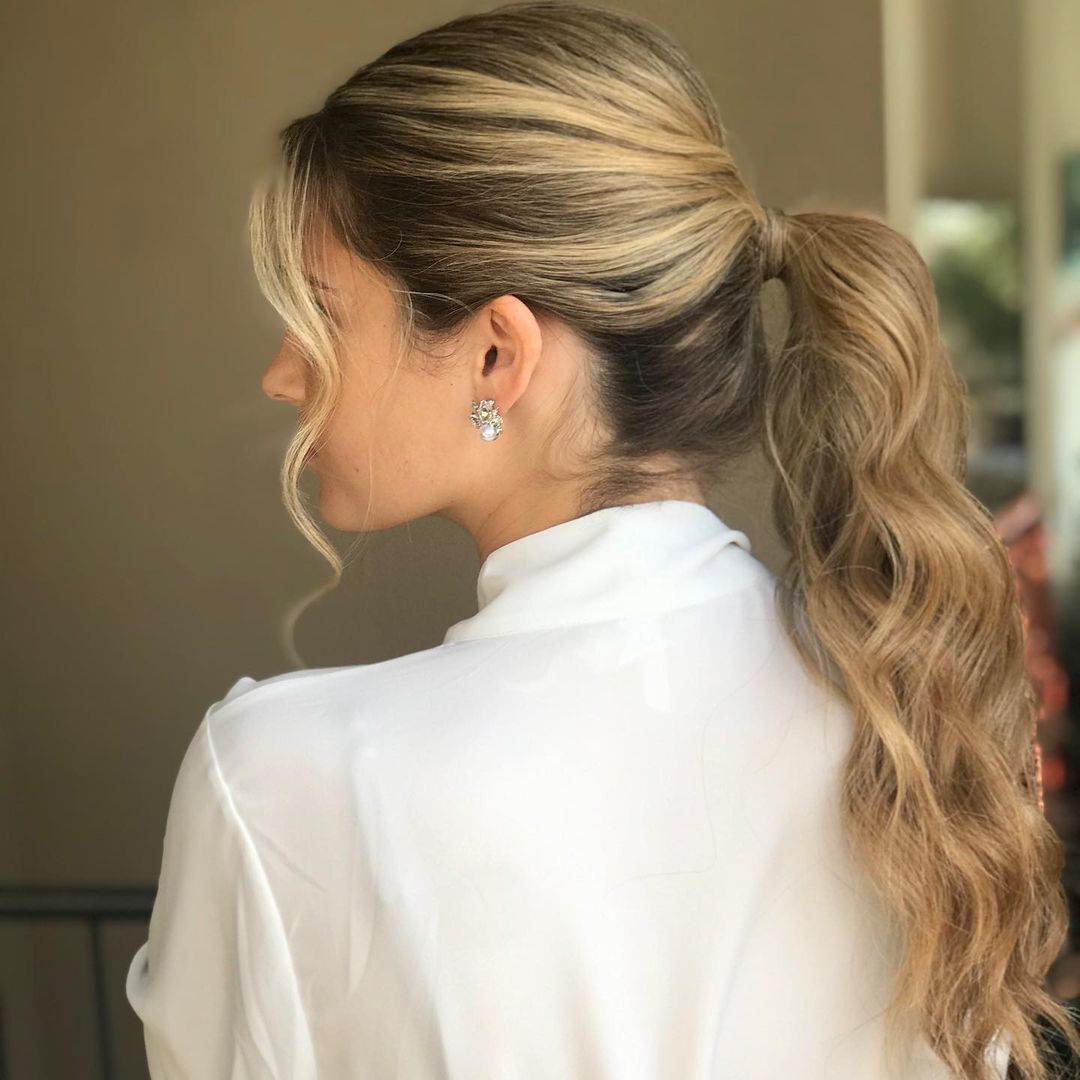 Mulher com rabo de cavalo comprido com elástico escondido, tipo de penteado para Ano Novo