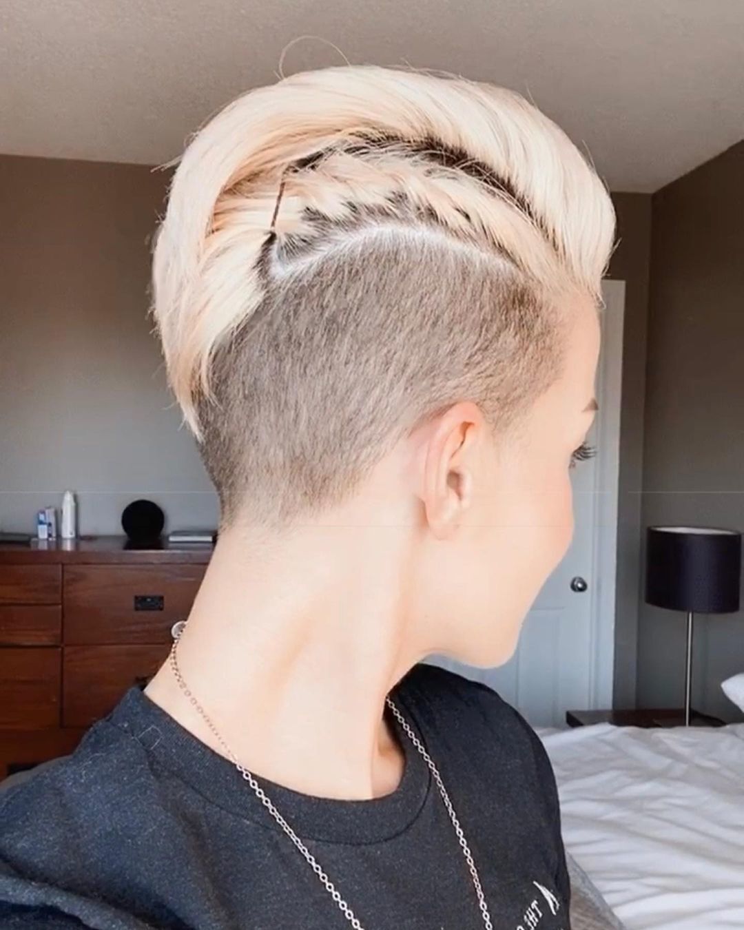 Mulher com cabelo curto e loiro com twist preso por grampo