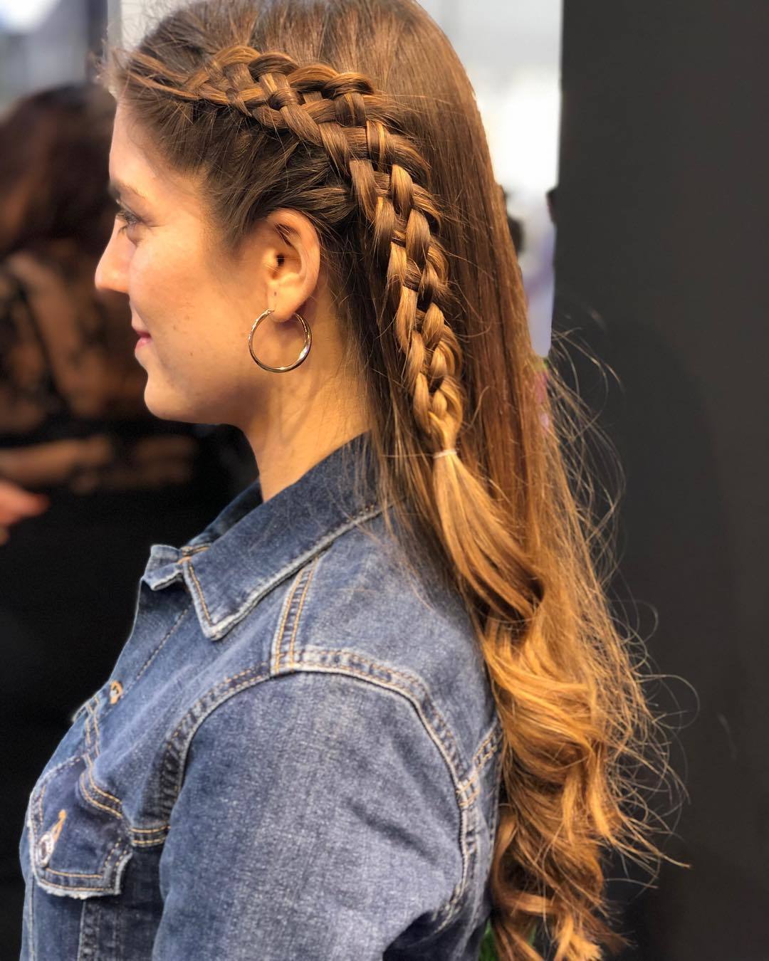 Mulher com trança na lateral para penteado de réveillon