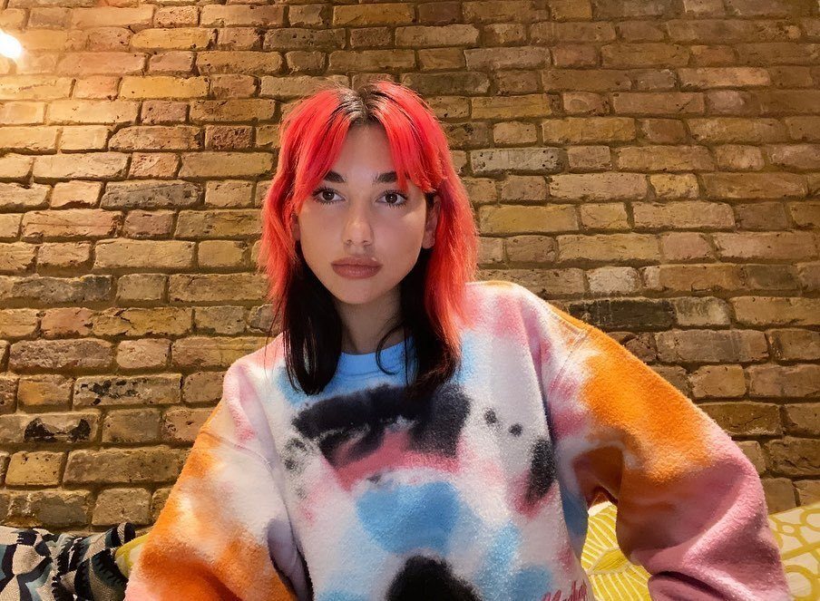 dua lipa com cabelo bicolor vermelho e preto