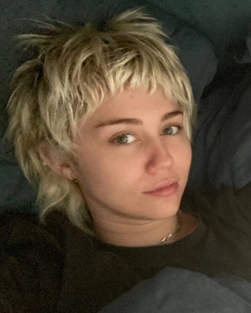 cantora miley cyrus com corte mullet feito pela mãe na quarentena