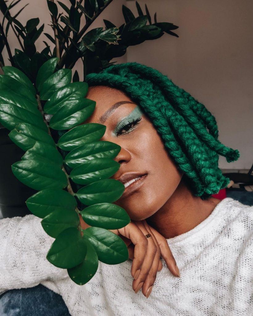 Mulher com trança de lã curta e verde
