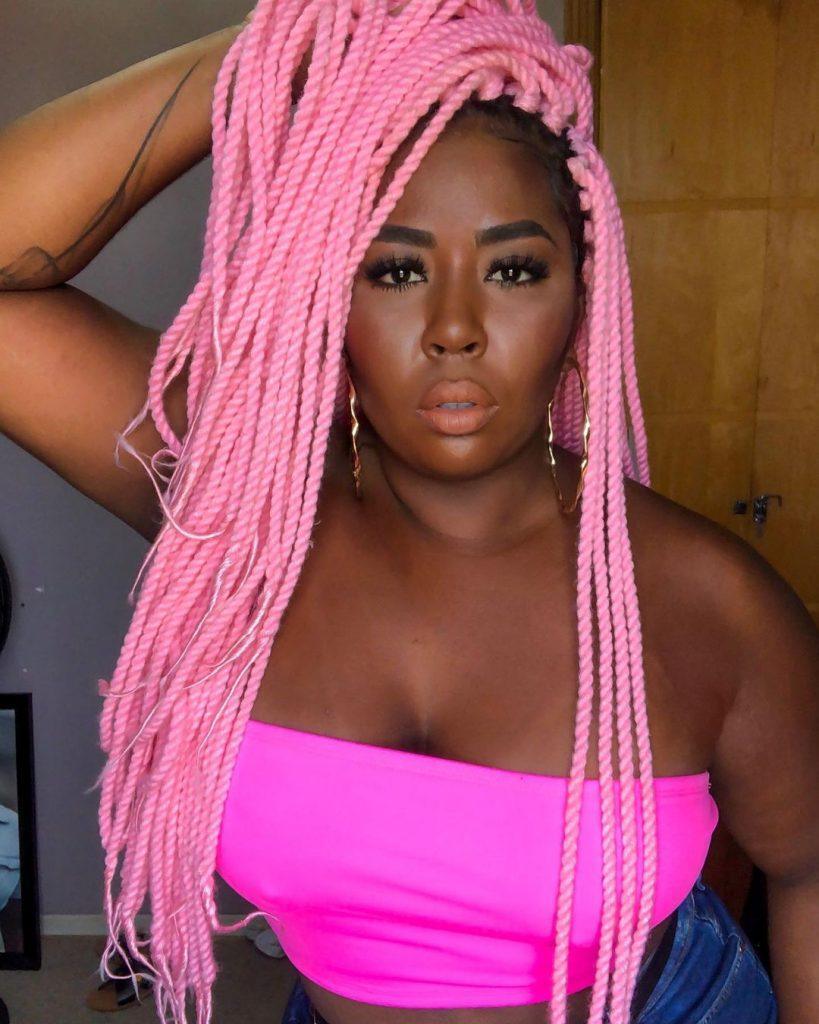 Mulher com trança de lã colorida rosa
