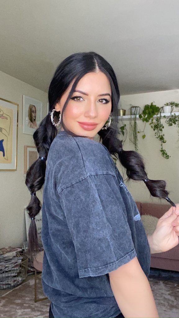 Justine Marjan com trança falsa no cabelo