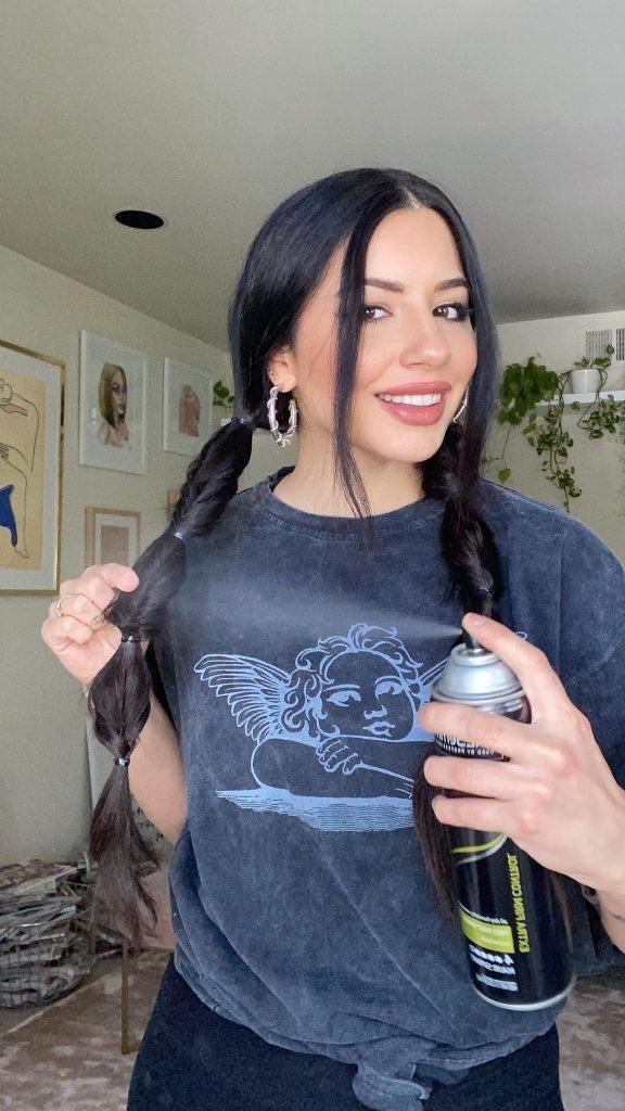 Justine Marjan finaliza a trança falsa com spray fixador