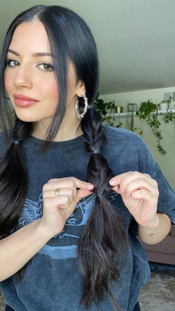 Justine Marjan fazendo uma trança falsa no cabelo