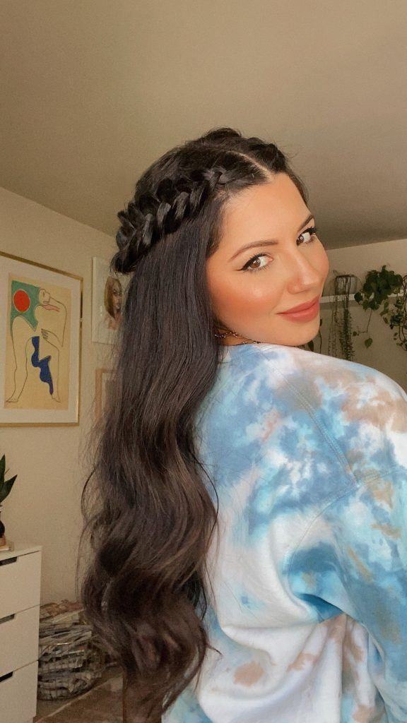Justine Marjan com penteado semipreso com trança
