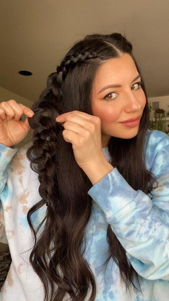 Justine Marjan trançando o cabelo