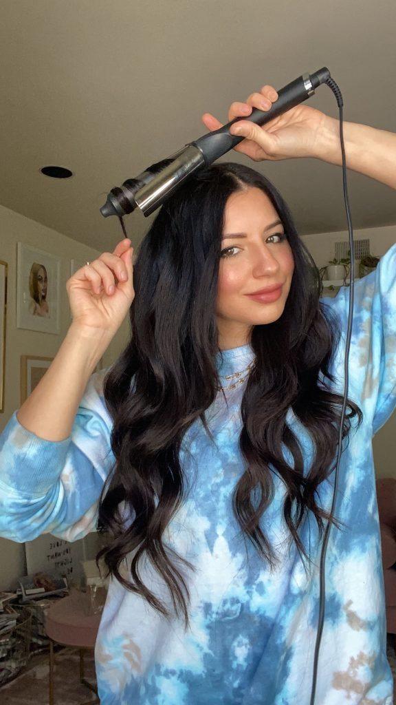 Justine Marjan cria cachos com o modelador de cachos