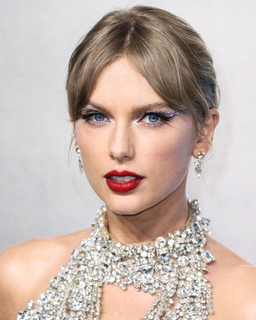 cantora taylor swift com franja dividida ao meio