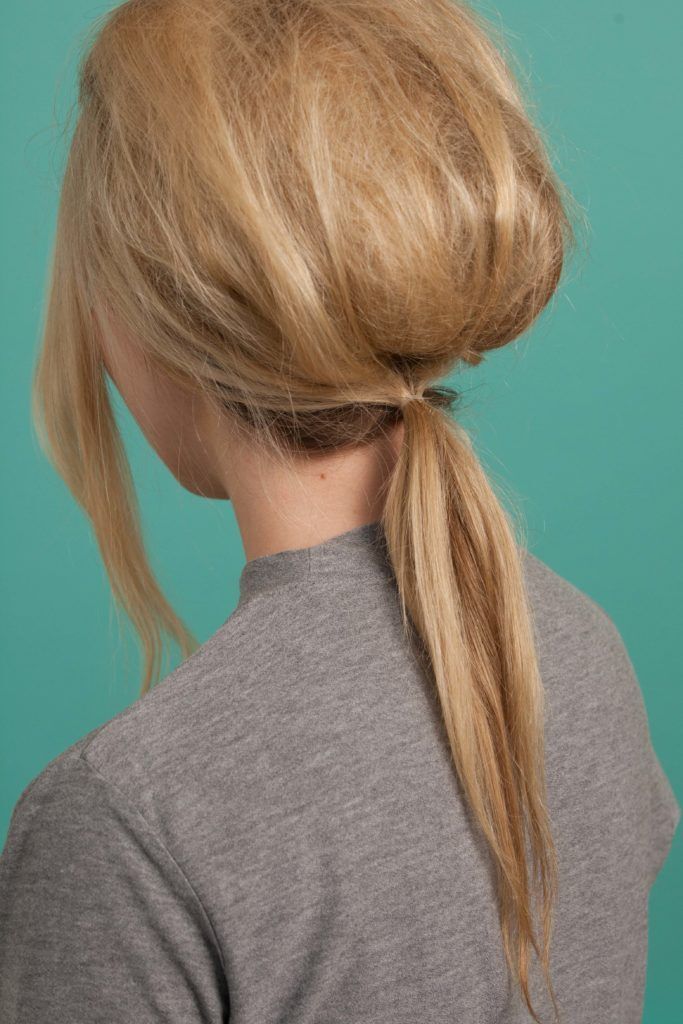 Mulher loira com cabelos estilo Brigitte Bardot