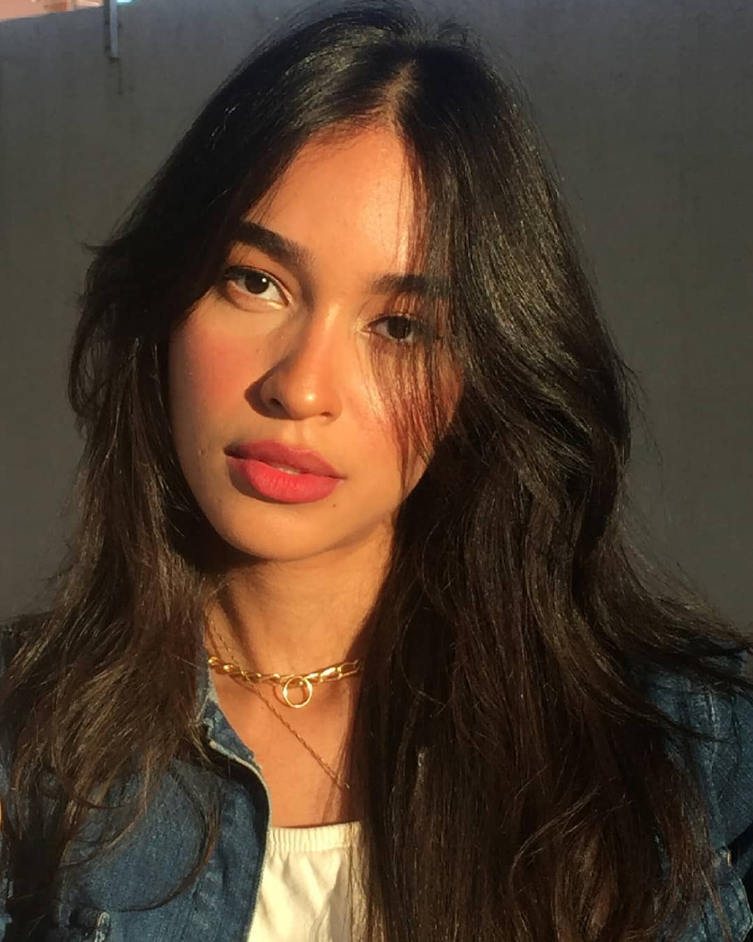 mulher com cabelo medio castanho em camadas e franja longa