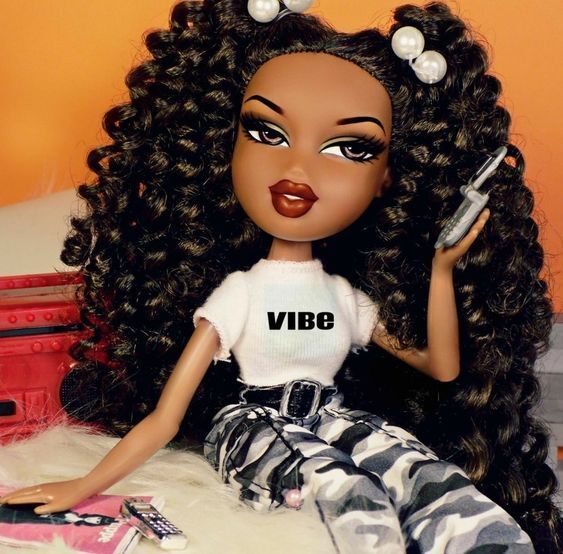 Boneca Bratz com os cabelos cacheados longos presos em maria-chiquinha