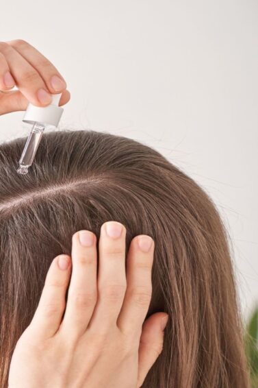 mulher aplicando produto no couro cabeludo