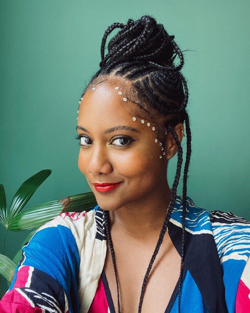 Mulher com box braids e baby hair