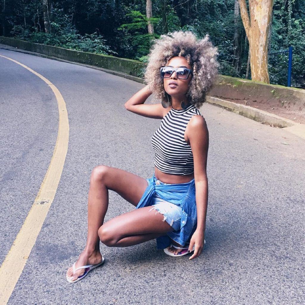 Mulher com cabelo afro loiro