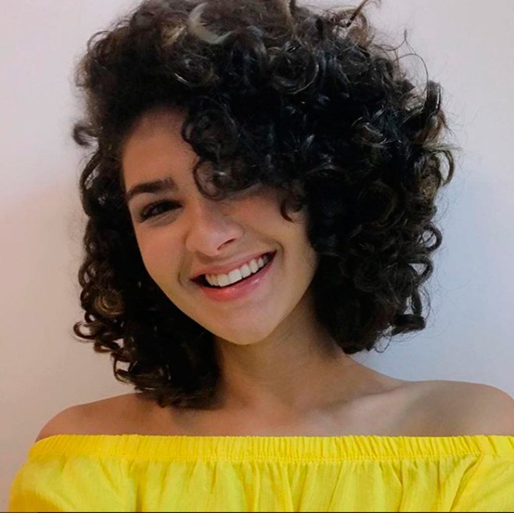 Gabi Vasconcellos ilustra matéria sobre durante a transição capilar