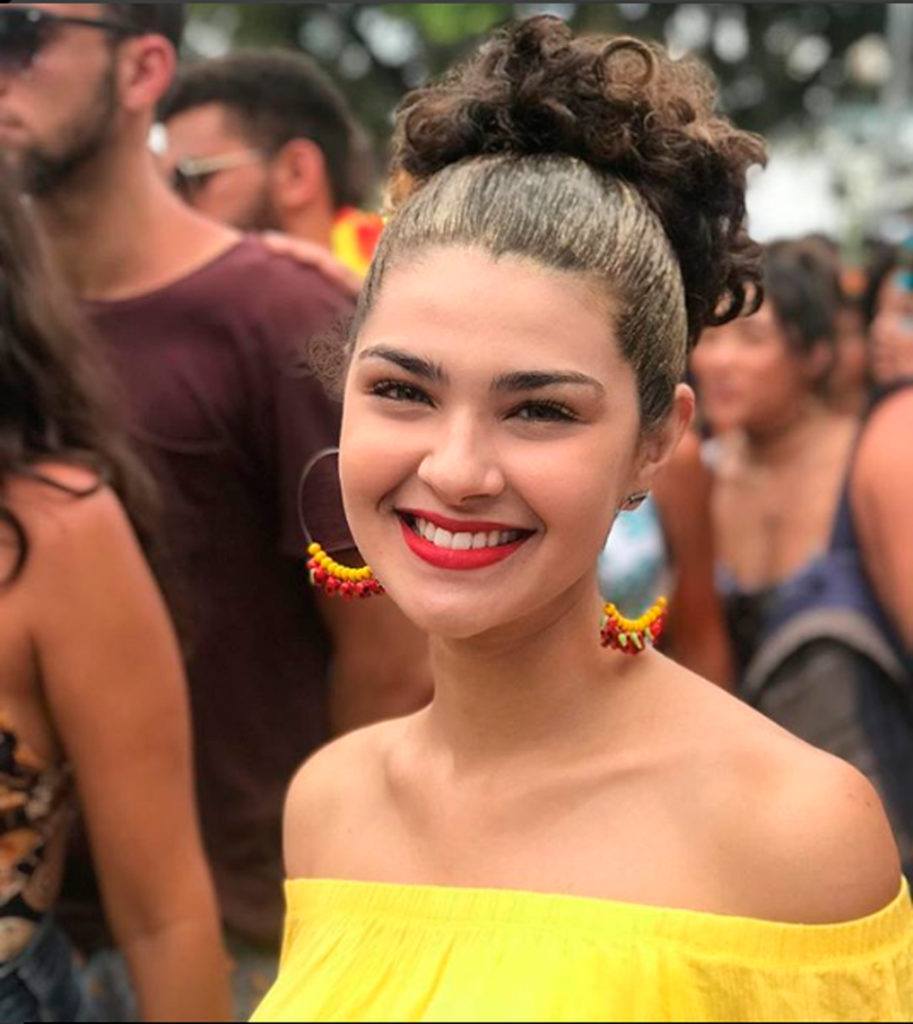 Gabi Vasconcellos ilustra matéria sobre durante a transição capilar