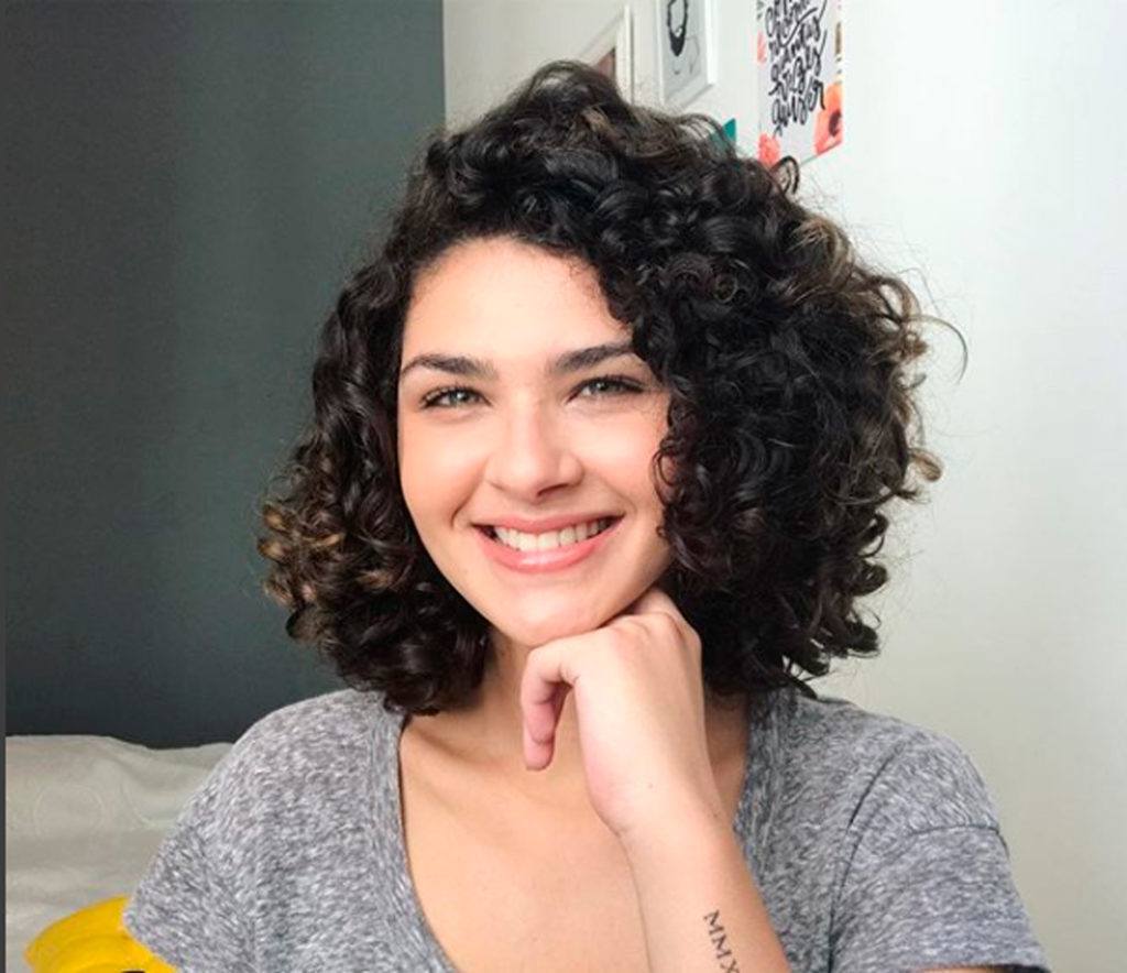 Gabi Vasconcellos ilustra matéria sobre durante a transição capilar