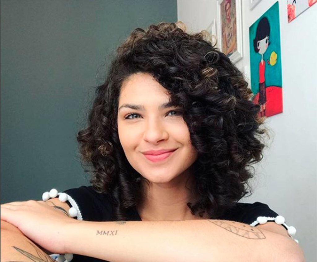 Gabi Vasconcellos ilustra matéria sobre durante a transição capilar