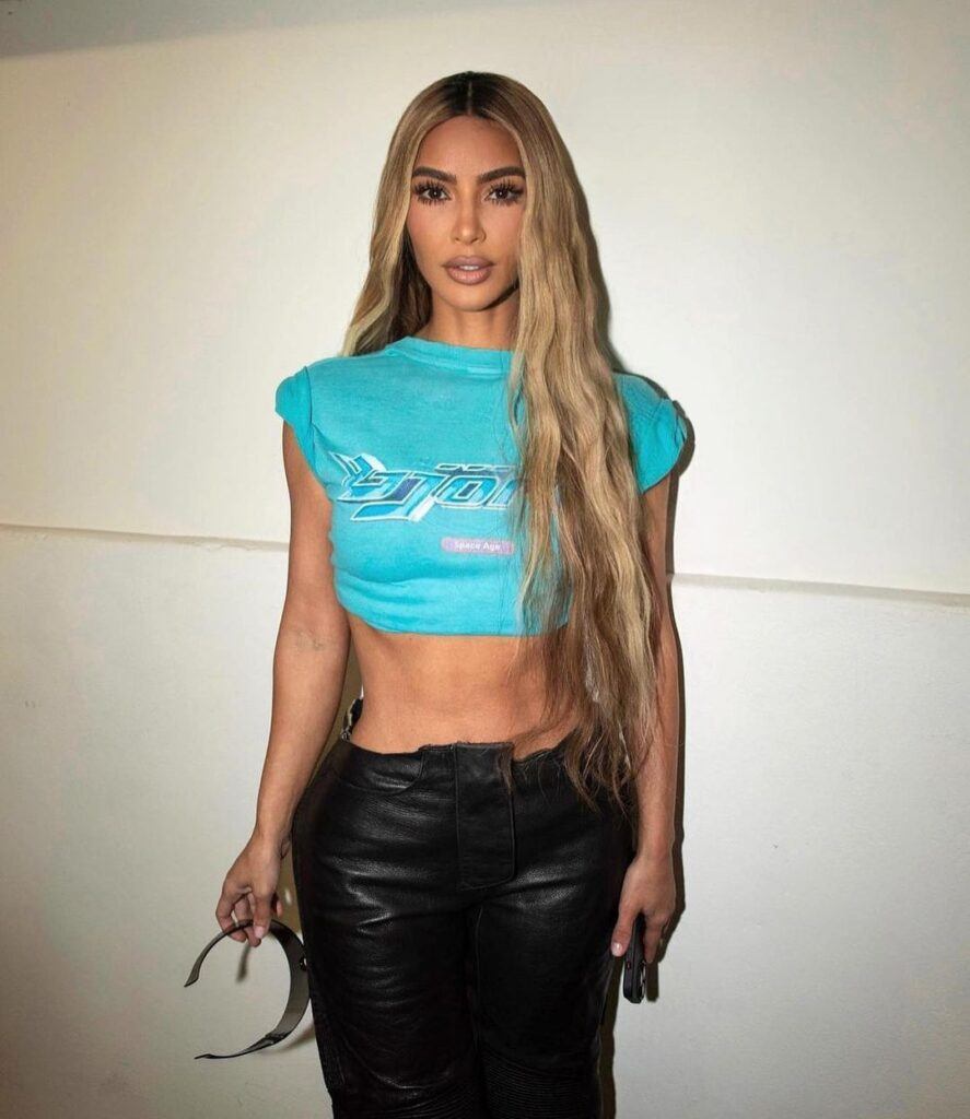 kim kardashian de cabelo orgânico longo
