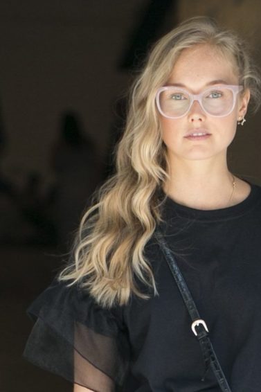Mulher usa óculos e cabelo nerd com risca lateral