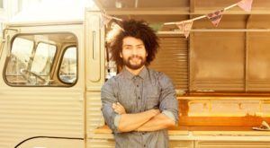 modelo com um dos cortes de cabelo hipster masculino