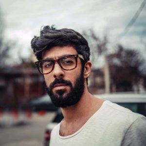 modelo com um dos cortes de cabelo hipster masculino