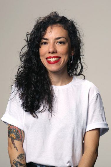 Retrato de Virginia Barbosa, de camiseta branca, sorrindo, que dá dicas de sustentabilidade