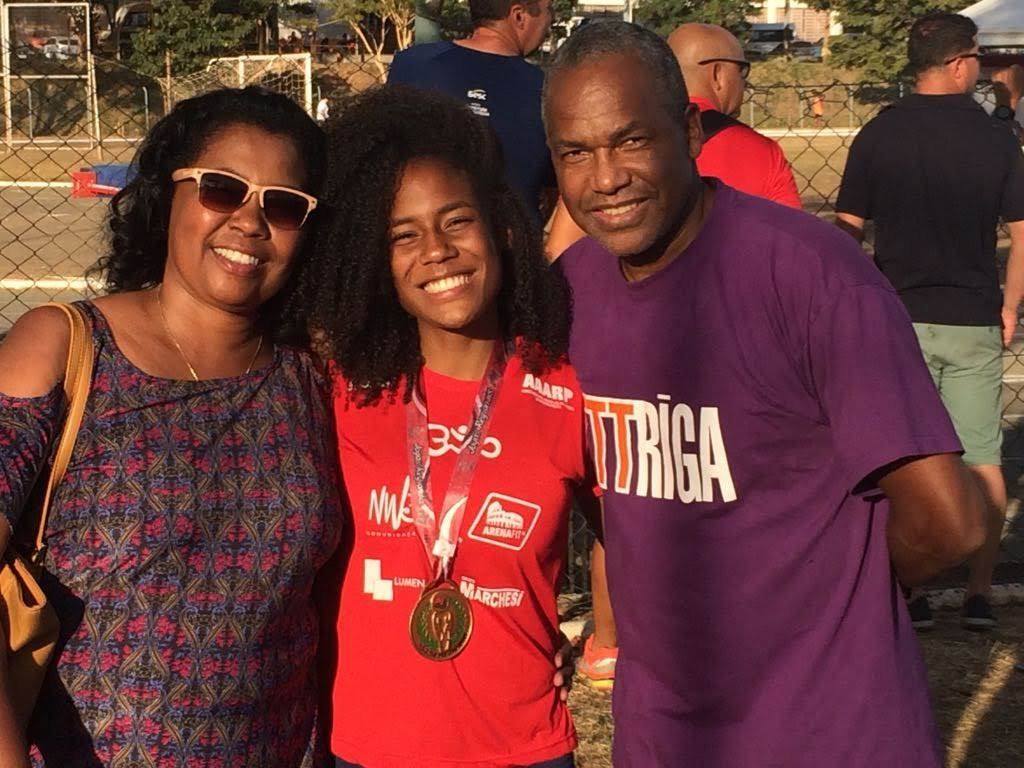 Atleta Thaisa Carvalho com os pais