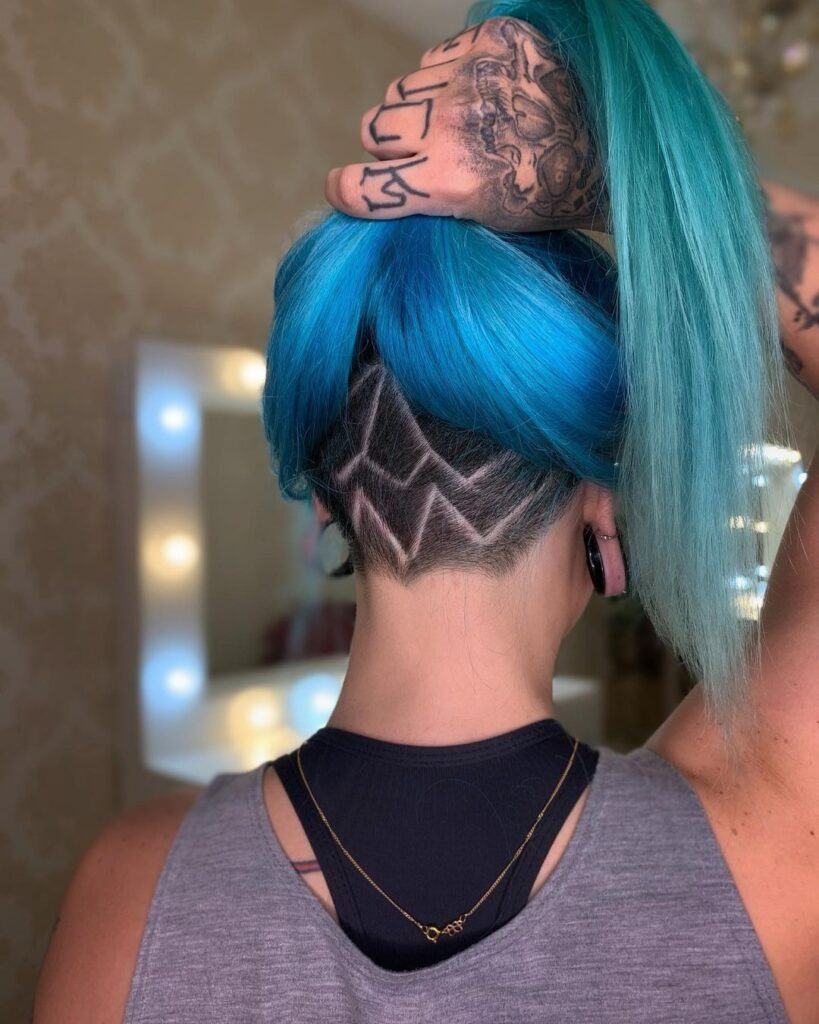 cabelo colorido azul com desenho na nuca