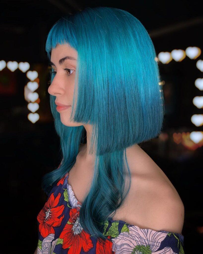 cabelo azul colorido com corte chanel