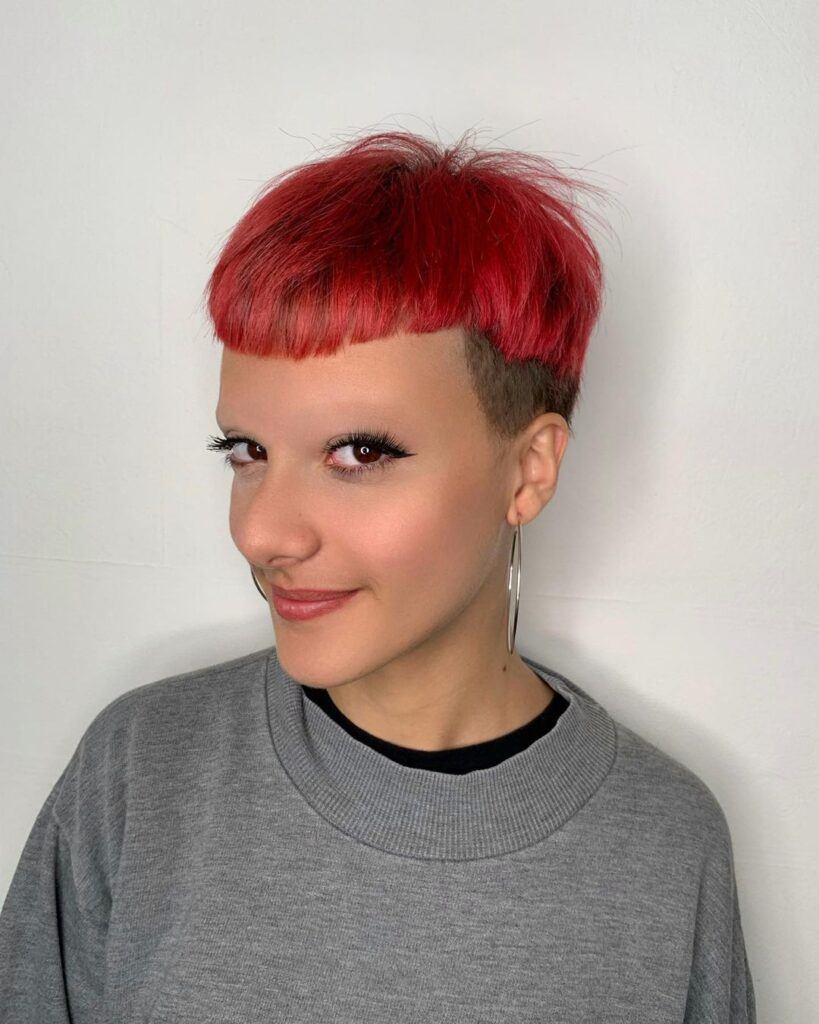 cabelo curto vermelho raspado na lateral