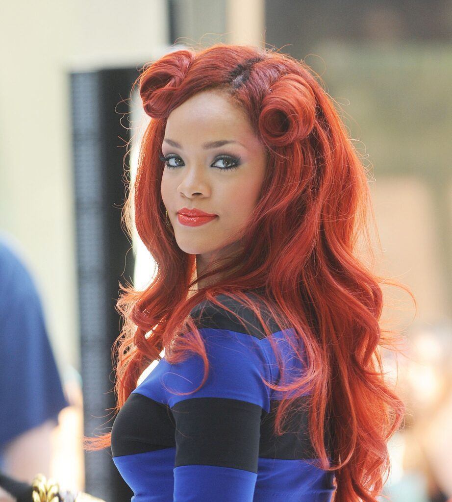 Rihanna com cabelo colorido vermelho