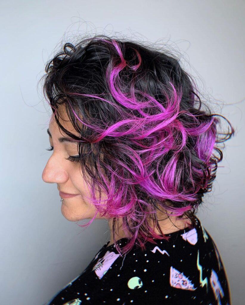 cabelo curto ondulado com mechas roxas
