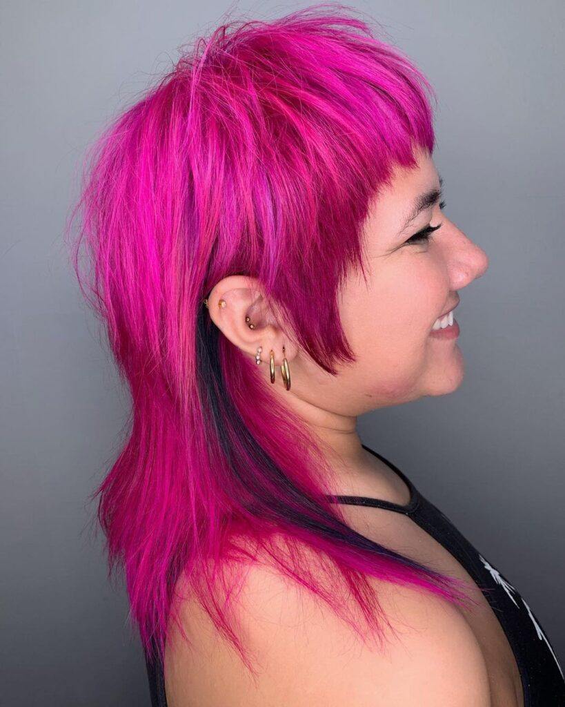 cabelo colorido rosa em corte mullet